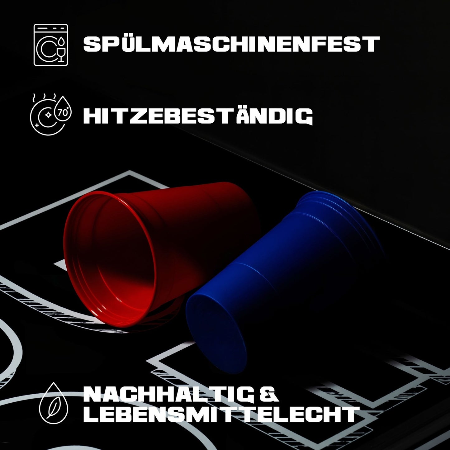Zwei Beerpong Becher in rot und blau liegen auf einem Bierpongtisch. Schriftzug: Spülmaschinenfest, Hitzebeständig, Nachhaltig und Lebensmittelecht