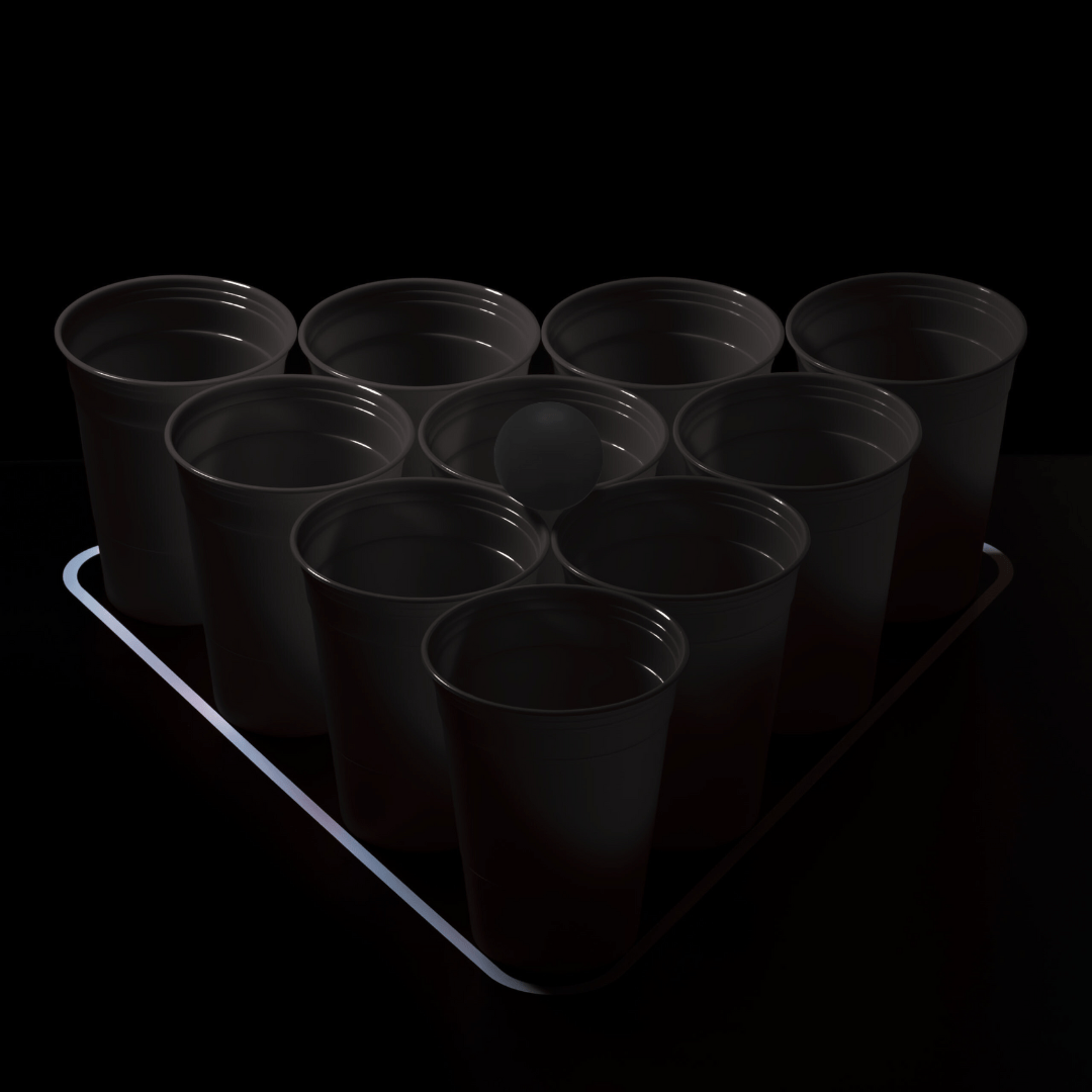Bierpong - Becher aus Hartplastik stehen in einer Pyramide aufsgestellt auf einem Bierpongtisch mit einem schwarzen Ball daraufliegend.