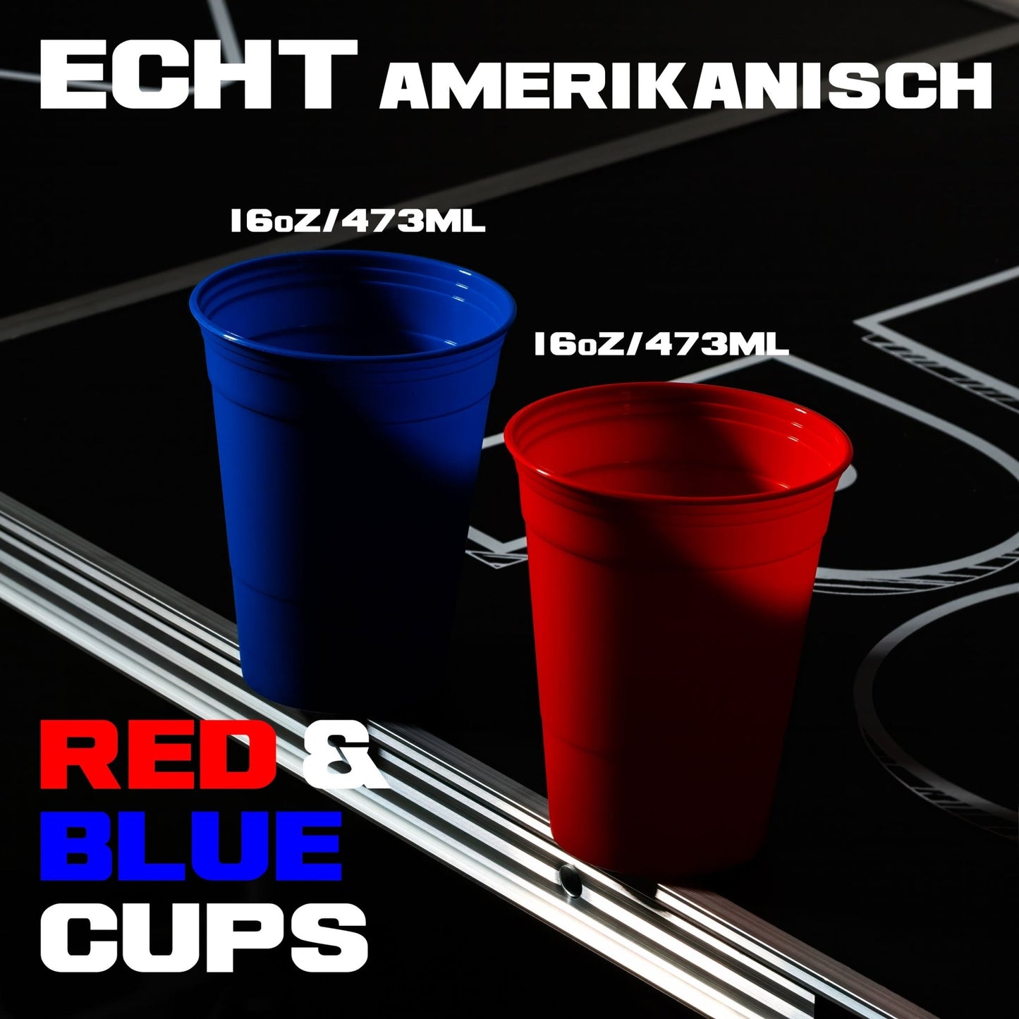 Ein roter und blauer Bierpong Becher auf einem Bierpong Tisch stehend. Beschriftung des Bildes: Echt amerikanisch, 16oz / 473ml, Red and Blue Cups