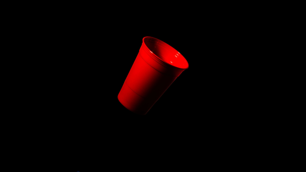 Roter Beerpong Becher vor schwarzem Hintergrund