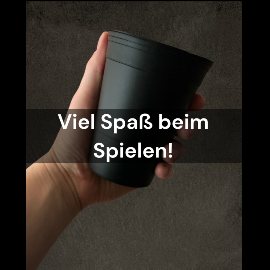 Schwarzer Bierpongbecher in einer Hand gehalten. Bildbeschriftung: Viel Spaß beim Spielen!