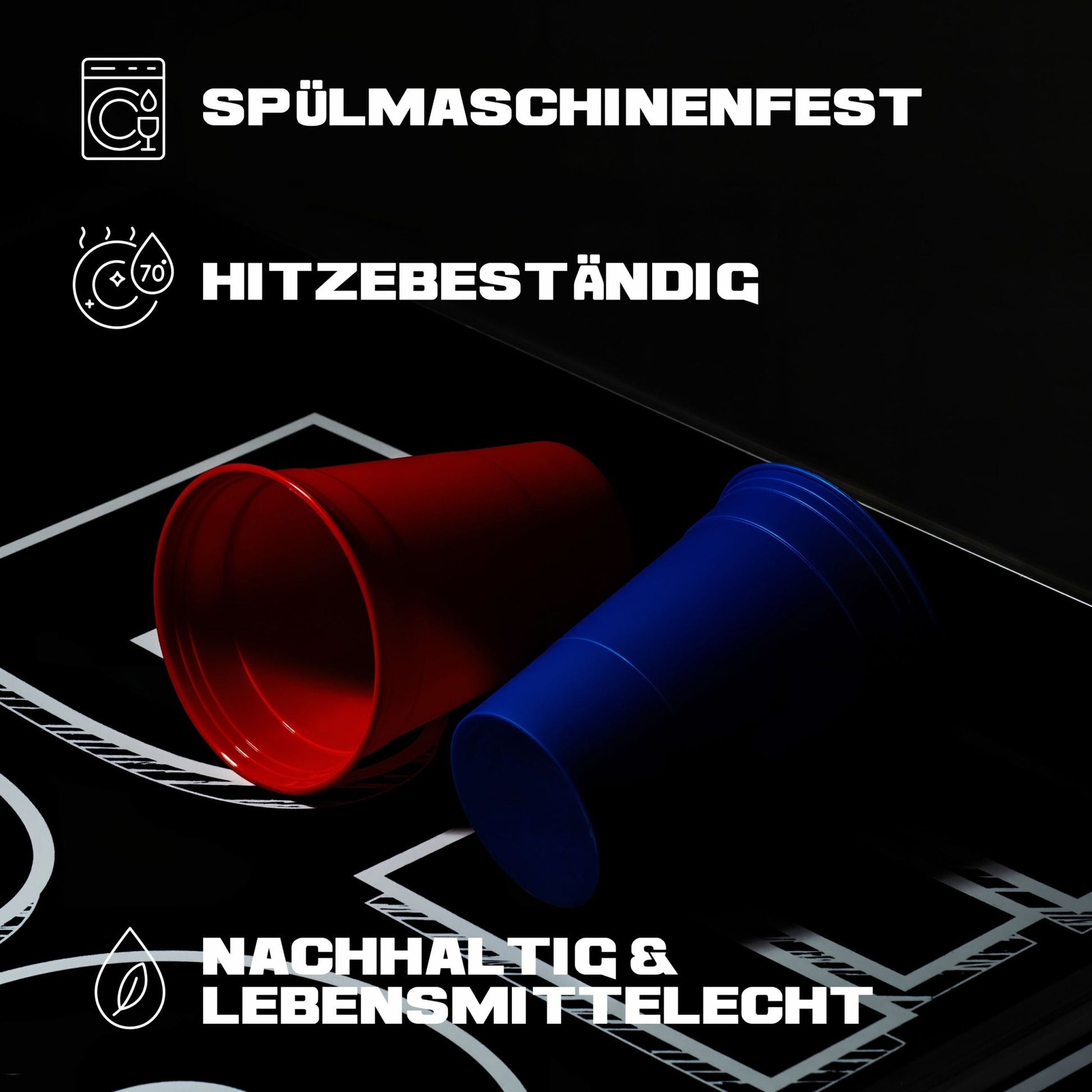 Zwei Beerpong Becher in rot und blau liegen auf einem Bierpongtisch. Schriftzug: Spülmaschinenfest, Hitzebeständig, Nachhaltig und Lebensmittelecht