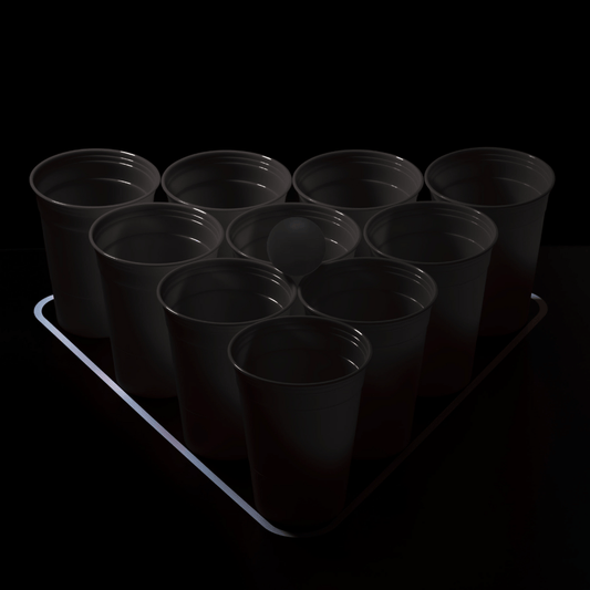Bierpong - Becher aus Hartplastik stehen in einer Pyramide aufsgestellt auf einem Bierpongtisch mit einem schwarzen Ball daraufliegend.