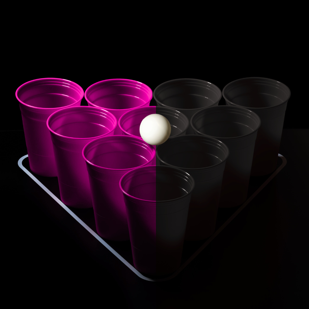 10 pinke und schwarze Bierpong Becher in einer Pyramide stehend angeordnet mit einem Tischtennisball darauf liegend
