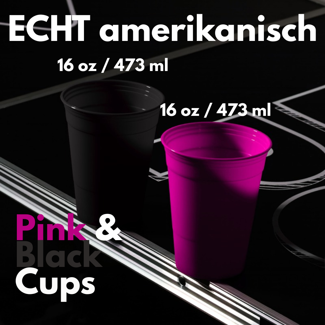 Ein roter und blauer Bierpong Becher auf einem Bierpong Tisch stehend. Beschriftung des Bildes: Echt amerikanisch, 16oz / 473ml, schwarze and pinke Cups