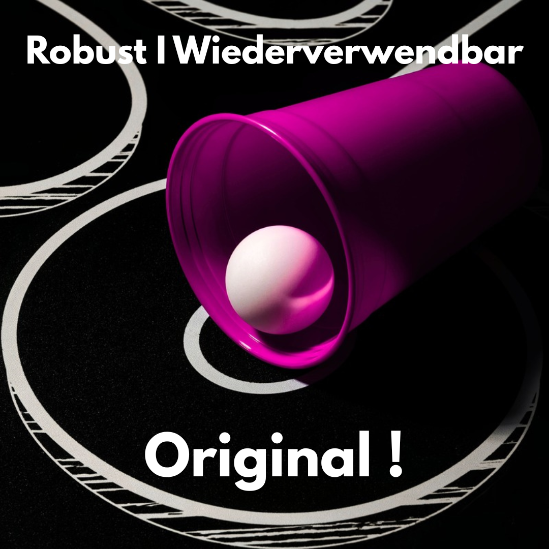 Ein roter Bierpongbecher liegt auf einem Beerpongtisch mit einem Tischtennisball darin. Bildbeschriftung: robust, nachhaltig, original