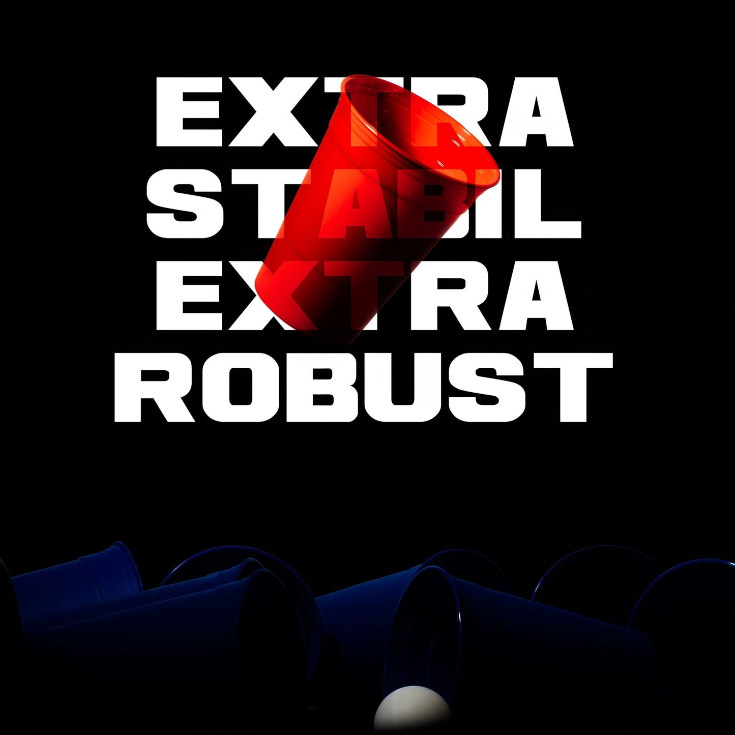 Ein roter Bierpong Becher wird vor einem Schriftzug dargestellt: Extra stabil, Extra robust. Auf dem Boden liegen mehrere blaue Bierpong Becher und ein Tischtennisball